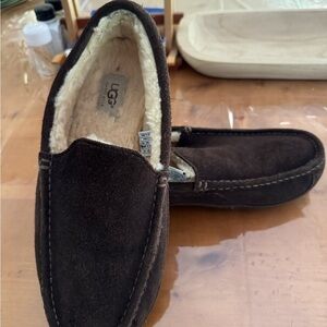 UGG Mens size 11 dark chocolate slippers